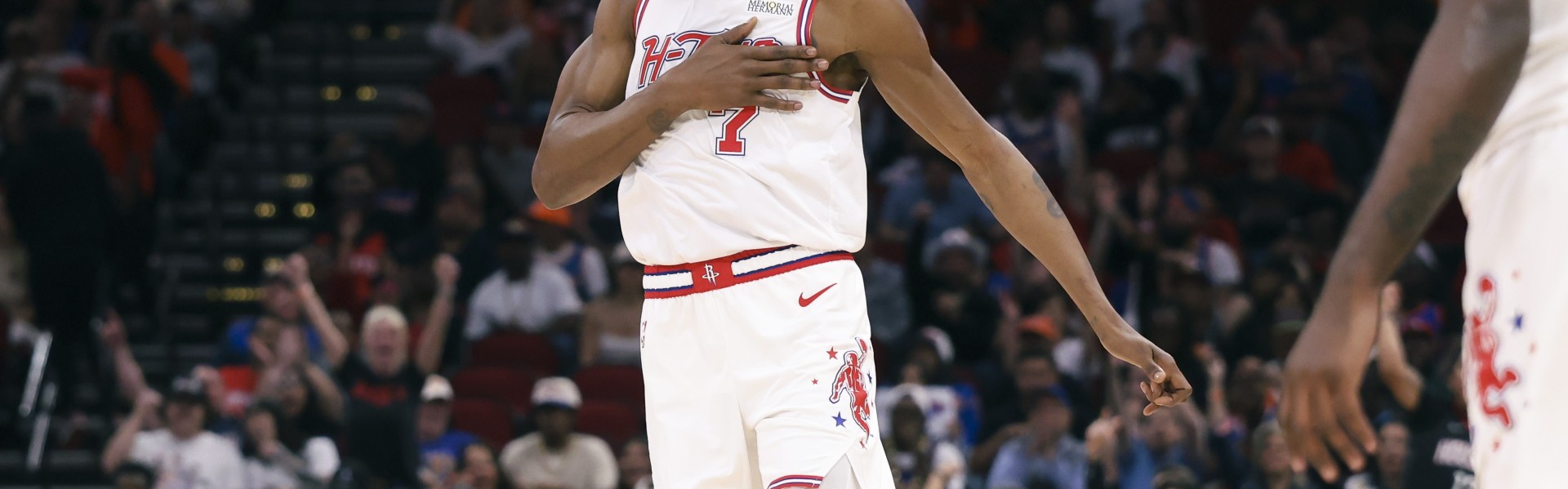 开云品牌-暂停时研究统计表？KD：我只是在追踪比赛 看看我们打得怎么样