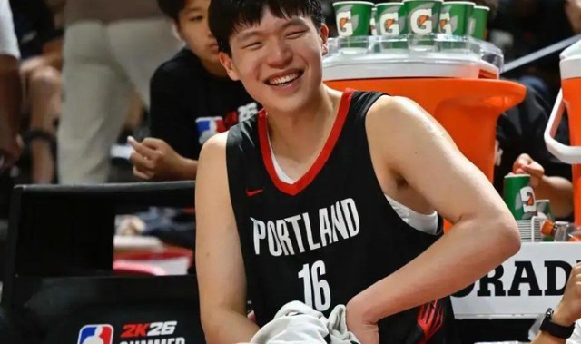 开云中国-常规赛快结束了，杨瀚森连洛杉矶英文说不出来，球迷：换个翻译吧|开拓者|NBA|波特兰开拓者队|德尼·阿夫迪亚|本-麦克勒莫_新浪体育_新浪新闻